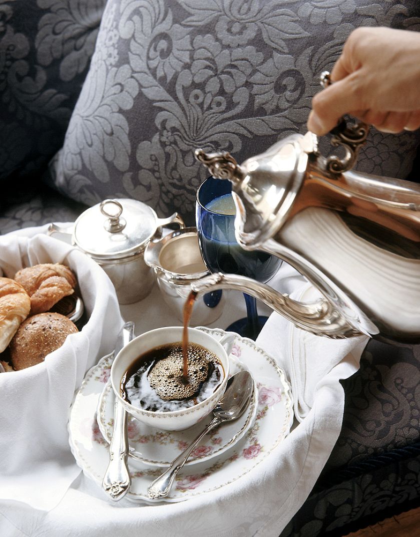 Jak parzymy kawę w XXI wieku? Nawet Lem by tego nie wymyślił. Ekspres sterowany przez iPhone’a, kubek z termometrem,