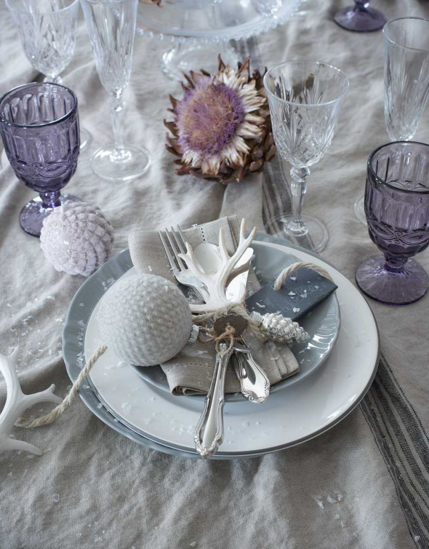 Biel i fiolet – dekoracja stołu na święta, aranżacja