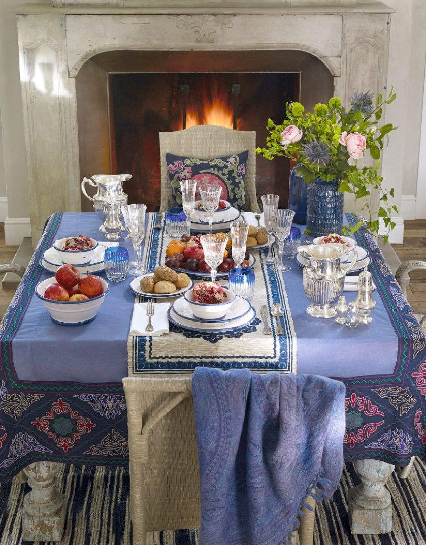 W ubiegłorocznej kolekcji mogliśmy znaleźć piękne tekstylia, w tym błękitne obrusy i poduszki w stylu etno.