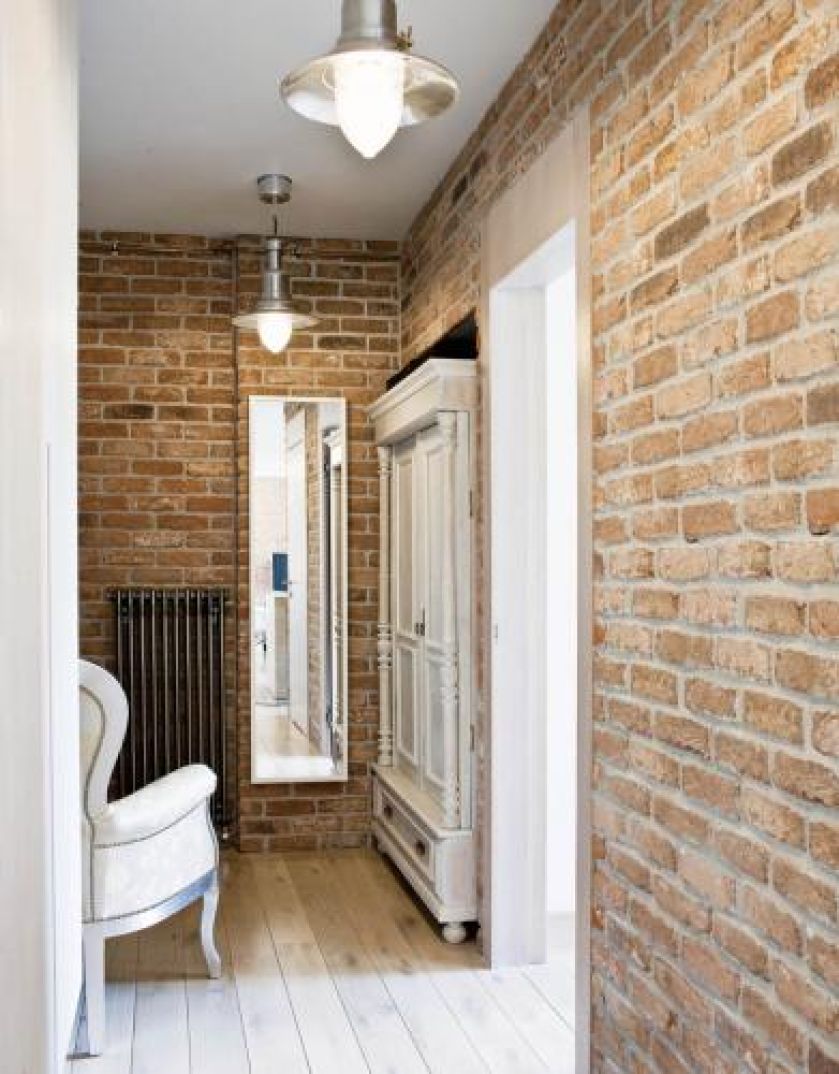 Industrialne lampy z Ikea i grzejnik Charleston firmy Zehnder w towarzystwie babcinego fotela z Rad-