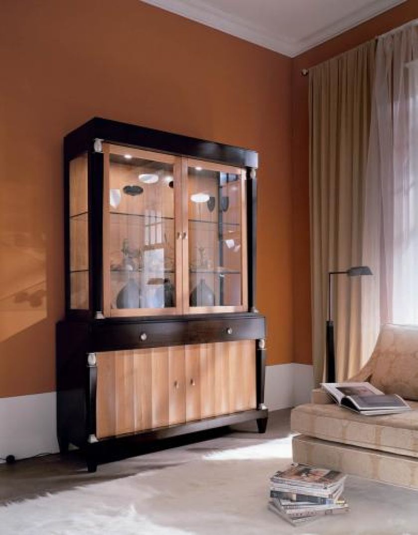 Kredens fornirowany drewnem czereśniowym ma kryształowe półki. Kosztuje 16 600 zł. SELVA