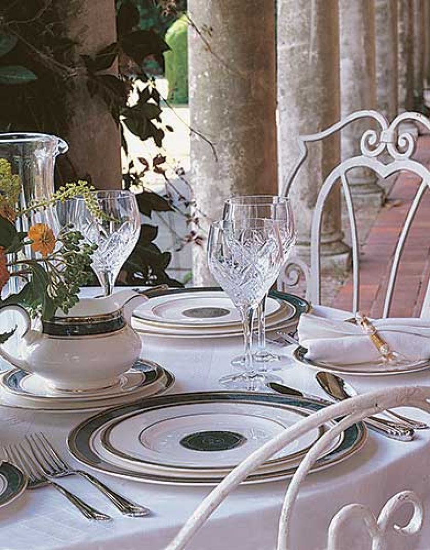 Talerz obiadowy z kolekcji Biltmore kosztuje 326 zł, sosjerka - 701 zł, spodek pod sosjerkę - 440 zł. Do