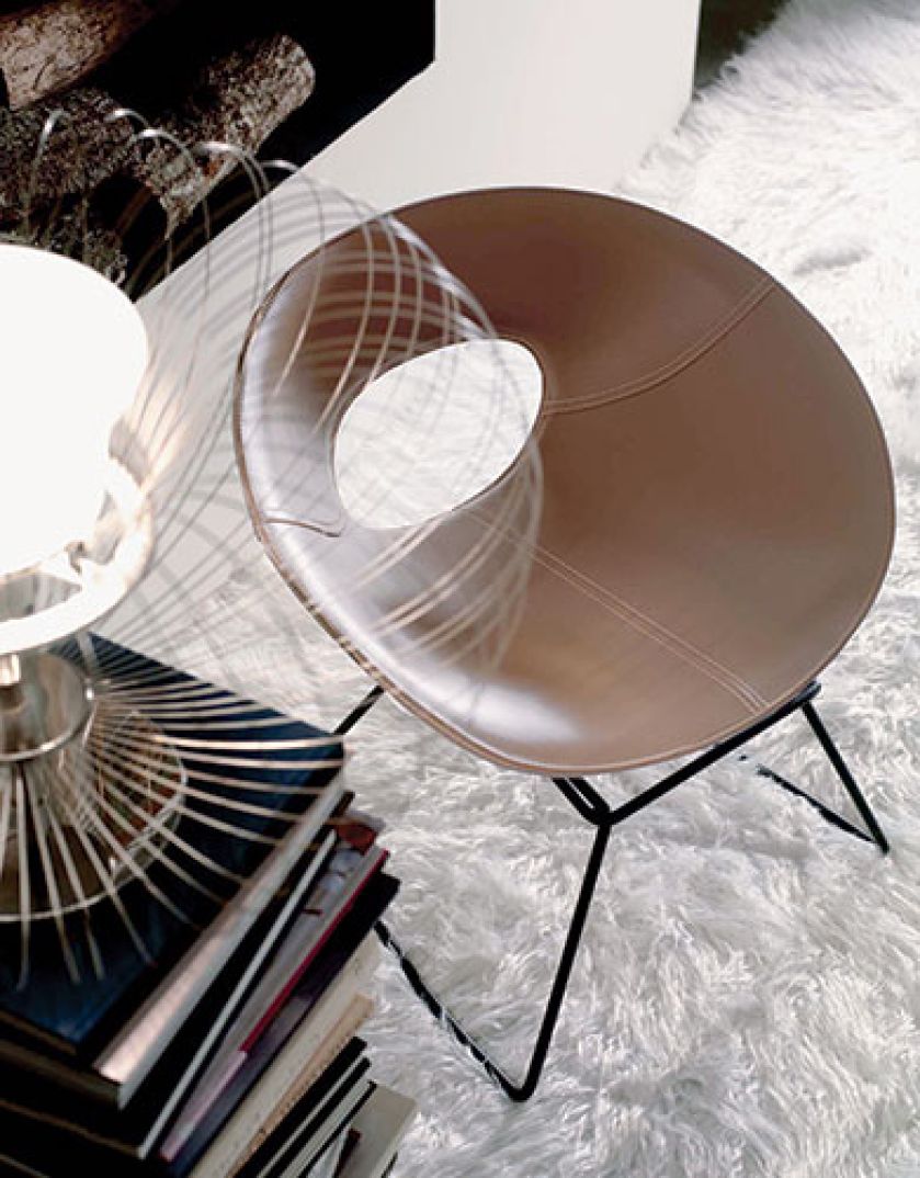 Wygodne krzesło Apple Juice i lampa-kwiat Steel Flower z 2001 roku.