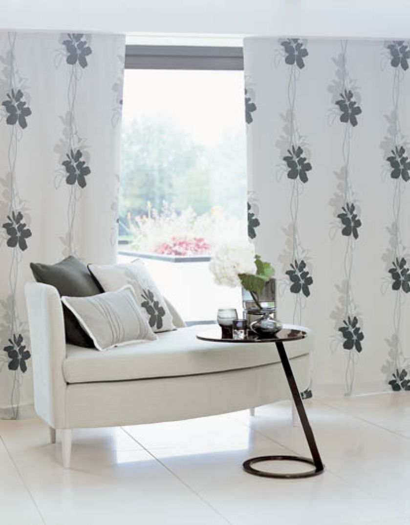 Miniszezlong, ministolik i przytulny kącik gotowy. Tkaniny na poduszkach i zasłonach to kolekcja Pippin firmy