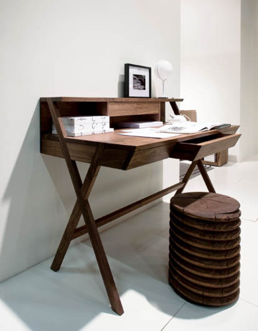 Nowość z Mediolanu - sekretarzyk Navarrai stołek jak pieniek drzewa zrobione są z litego drewna orzechoweg. RIVA 1920