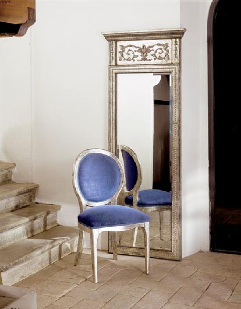 Stylizowane krzesło i rama lustra. Projekt - Barbara i Luca Spini.