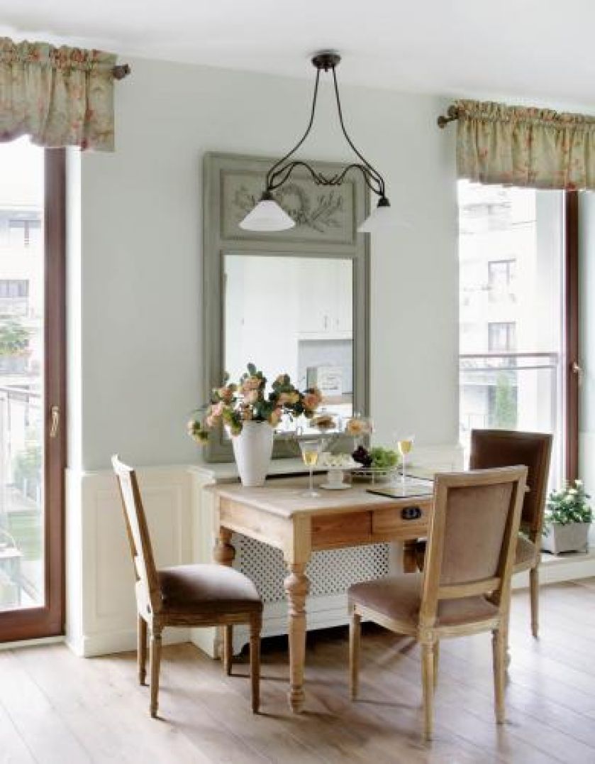 Dębowy stary stół, który przyjechał z właścicielką ze starego mieszkania.