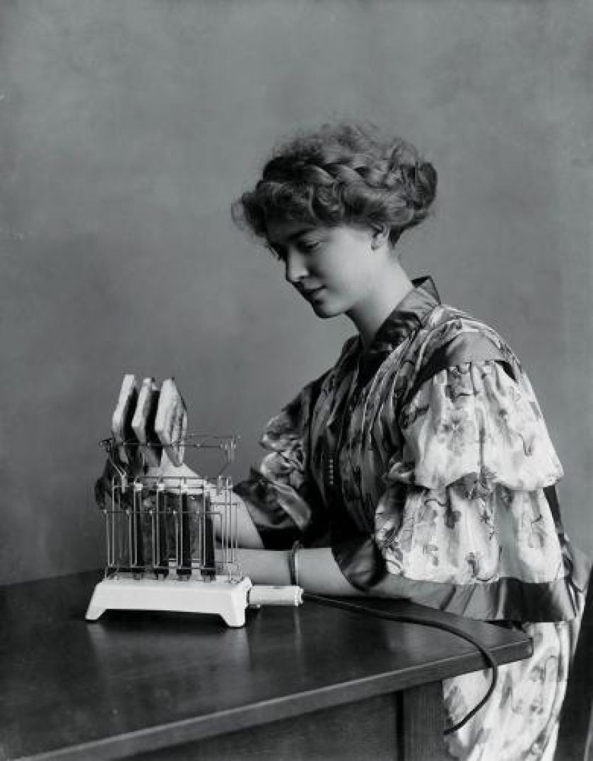 Kobieta prezentująca opiekacz, 1920 r., fot. CORBIS.