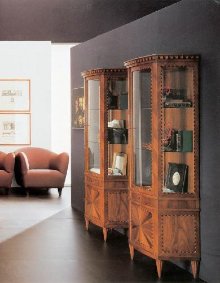 Kolekcja ‘700 Lombardo – nóżki tych witryn zrobiono z drewna wiśni. ANNIBALE COLOMBO