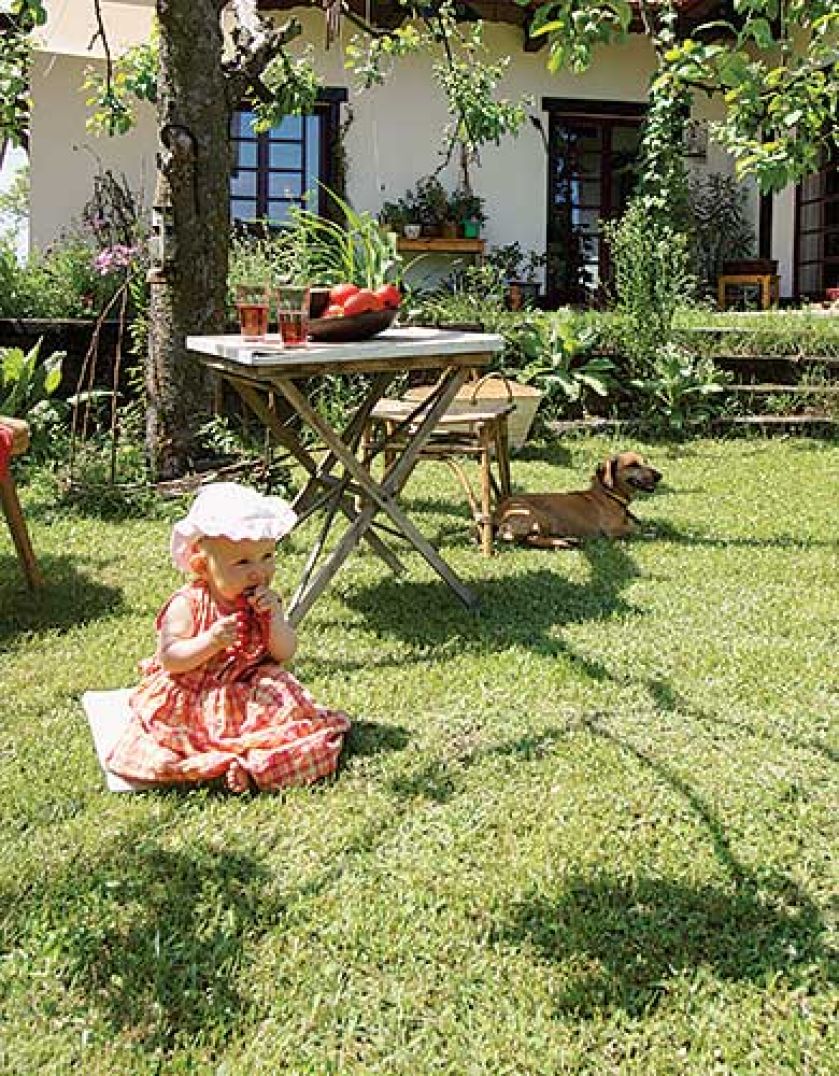 Malutkiej Loli, wnuczce Magdy i Pawła, w zabawach w ogrodzie towarzyszy suczka Marlenka.