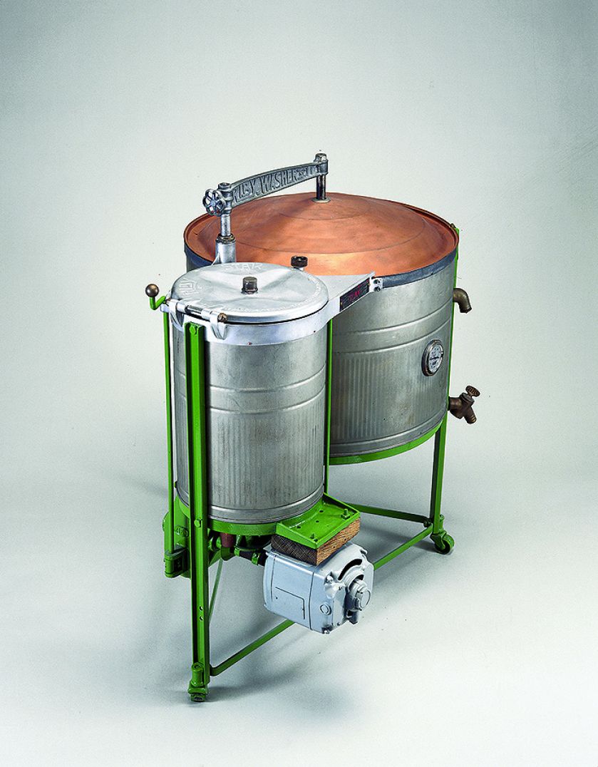 Napędzana elektrycznie pralka i ogrzewana gazem suszarka w jednym, Wielka Brytania, 1932 r.