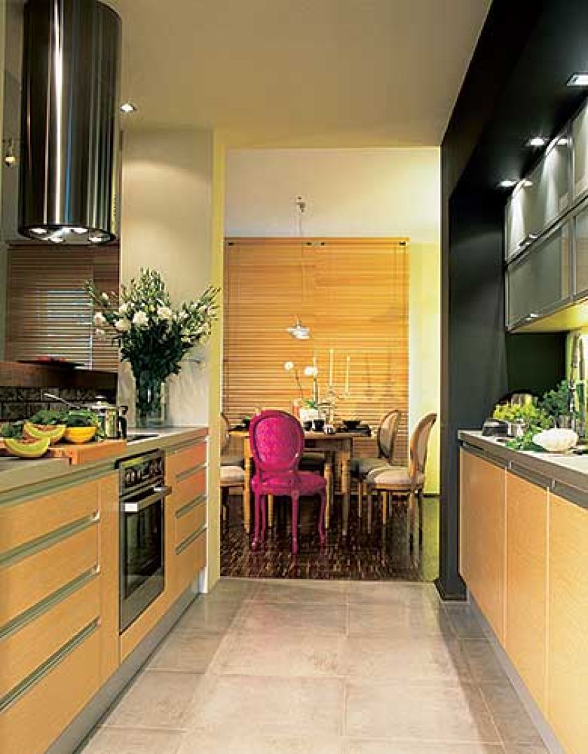 Nowoczesna, funkcjonalna kuchnia - proste szafki i dobre oświetlenie dają wrażenie ładu. Jadalni fantazji dodaje