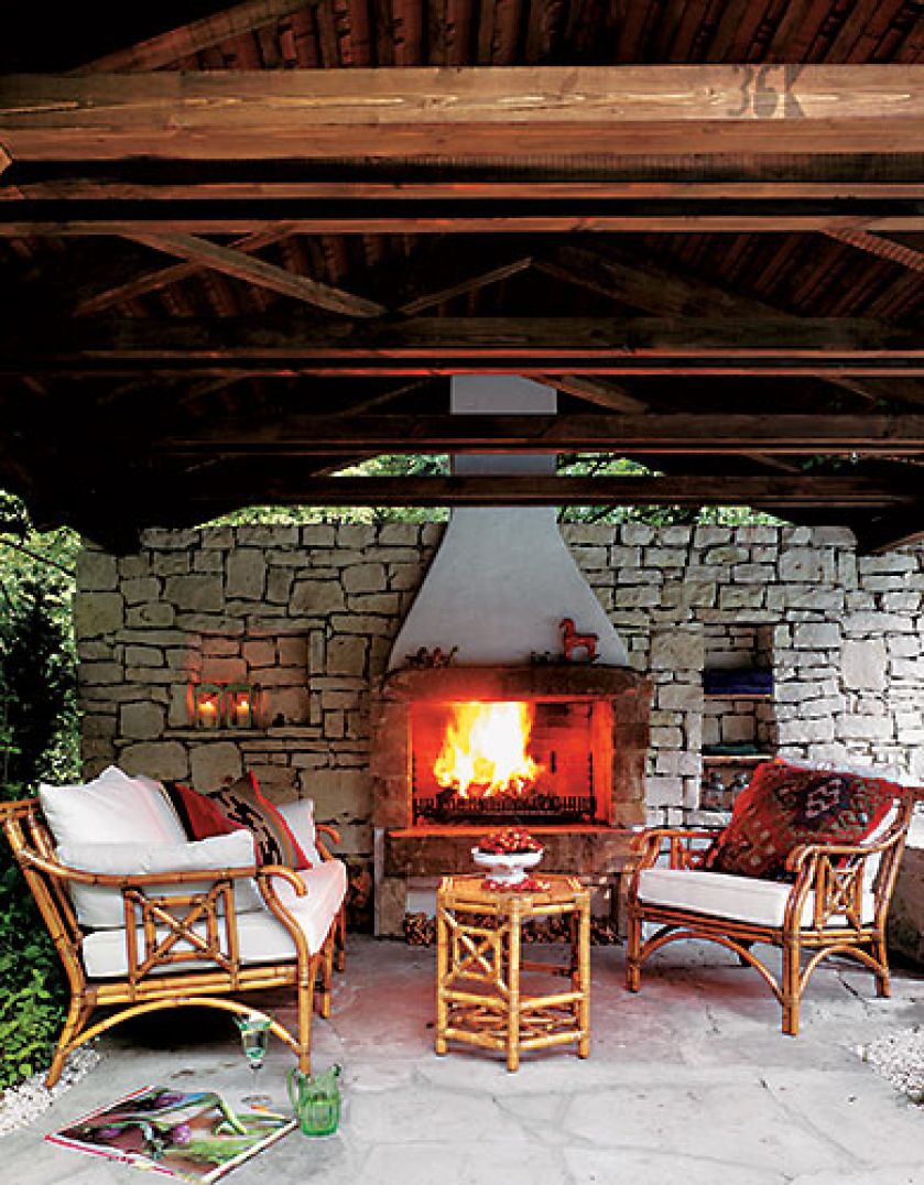 Solidnym kominek, spełnia również rolę grilla.