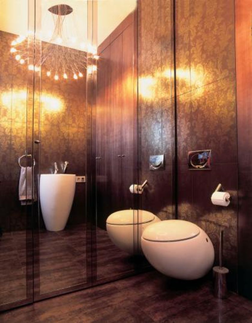 Stolarz, pan Staś Dawidczyk, którego gospodarze nie mogą się nachwalić, pomysłowo zabudował łazienkę- zrobił drzwi