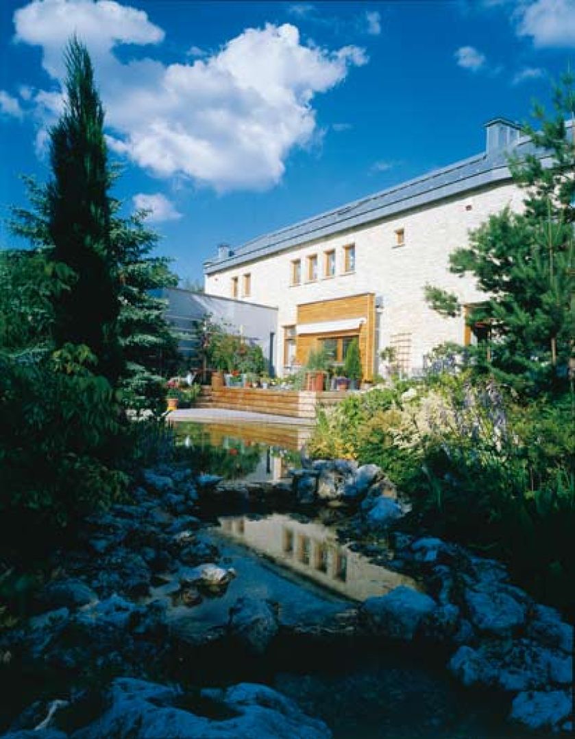 Nowoczesna bryła domu bardzo dobrze wkomponowała się w ogród.