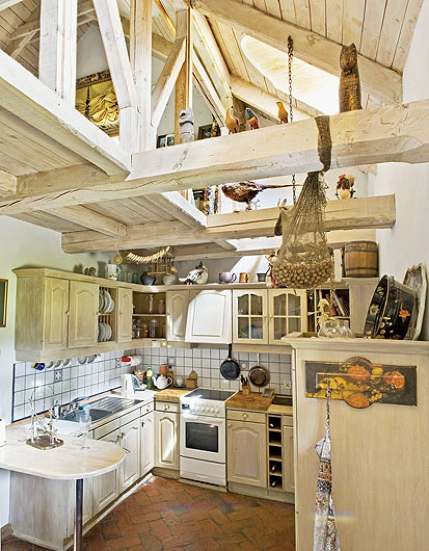 Odbudowany spichlerz historyka sztuki i projektanta wnętrz. Dom wyrasta wprost z krajobrazu, jest jego częścią.