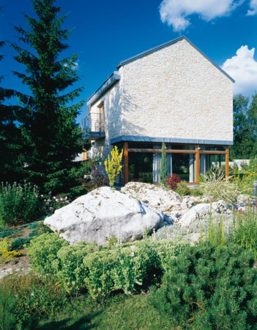 Wapienna elewacja nawiązuje do tradycji Jury Krakowsko-Częstochowskiej.