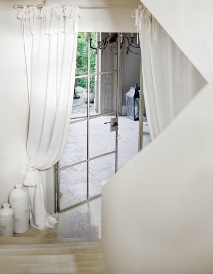 Zasłony z surowego lnu (od Leliere) upięte jak pałacowe jedwabie. Chwosty od Houles.