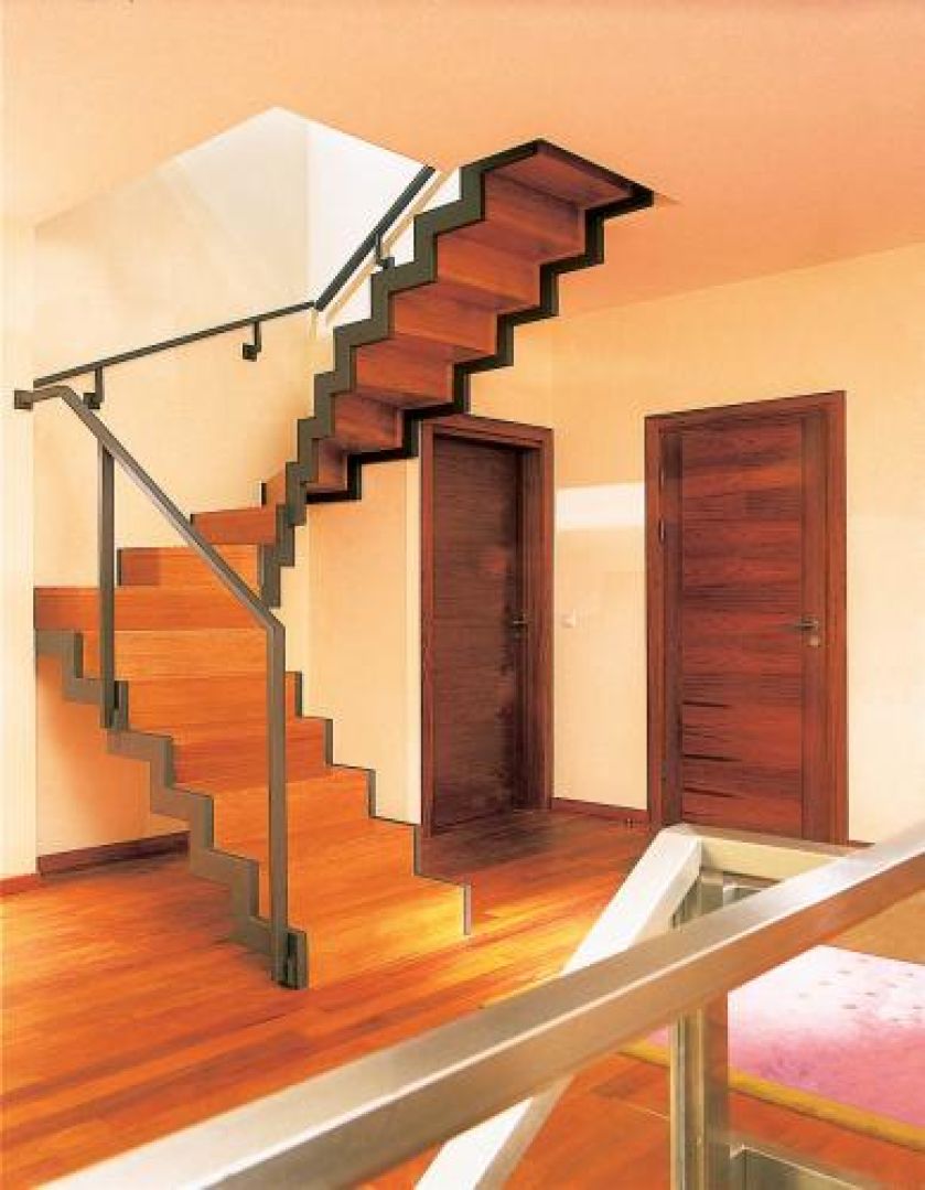 Drewniana klatka schodowa. Modernistyczna willa w stolicy