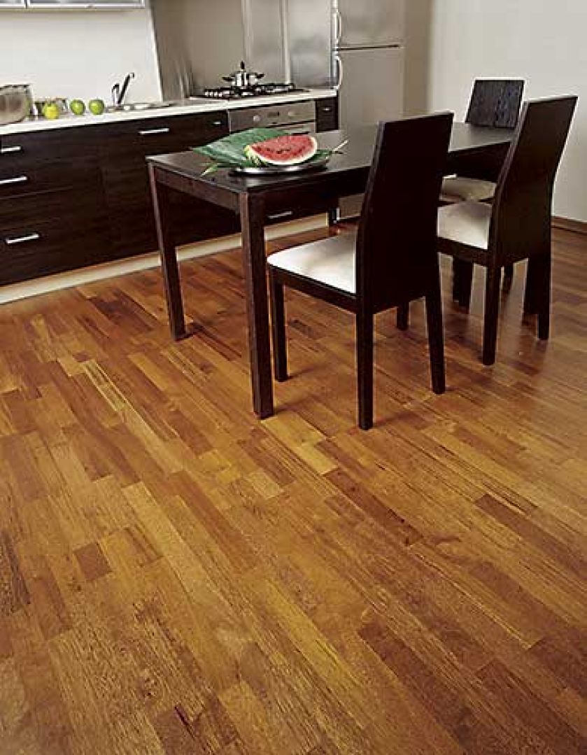 Twarde egzotyczne drewno merbau wytrzyma kuchenne trudy. BALTIC FLOOR