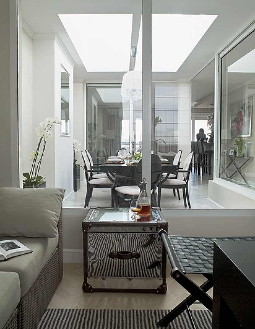 Dizajnerski, lustrzany kufer zamiast stolika kawowego.