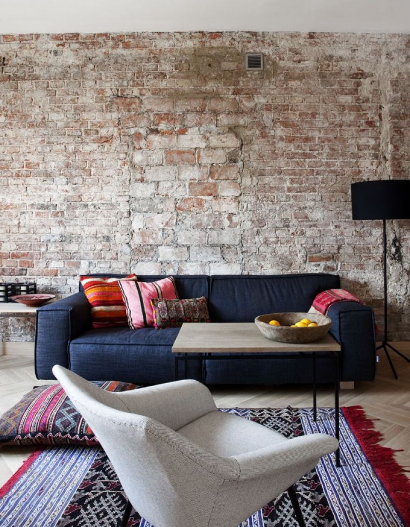 Głównym elementem dekoracyjnym jest ceglana ściana, pozbawiona tynku i wielu warstw farby, z którą idealnie