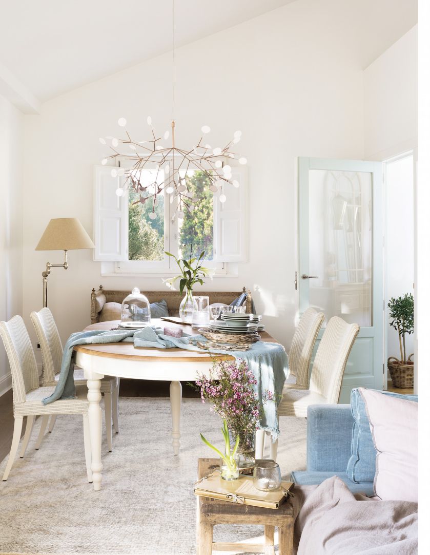 Klimatyczna jadalnia z prowansalskim stołem