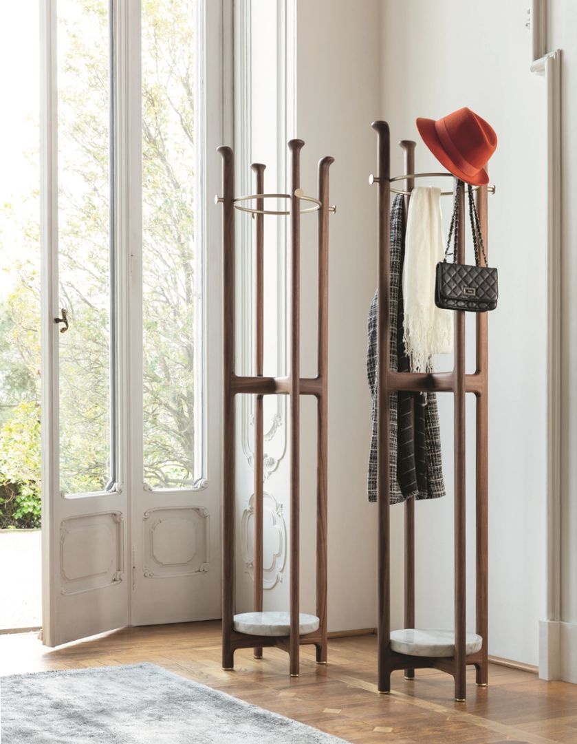 drewniany wieszak stojący