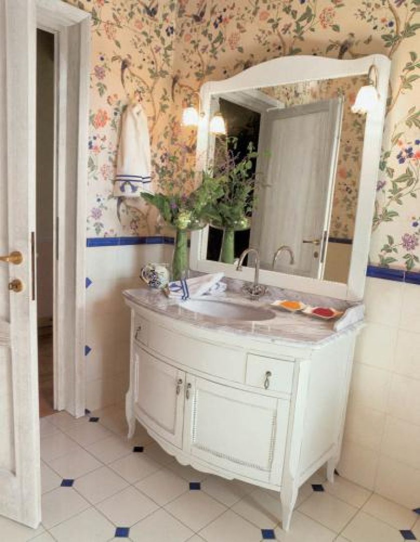 Komoda z kolekcji Glamour może pełnić funkcję szafki pod umywalkę. Zrobiona jest z drewna orzecha i polakierowana na biało.