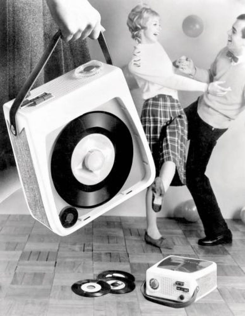 Reklama Swing Along – nowoczesnego, przenośnego radia i odtwarzacza płyt firmy Channel Master, lata 60. XX w., fot. FORUM