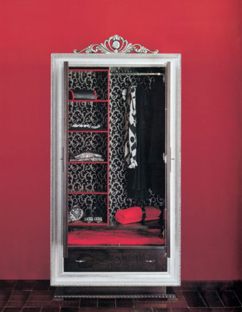 Zamknięta wygląda jak lustro lub obraz. W środku kryje praktyczne półki i wieszaki. Ta garderoba ma posrebrzaną ramę i