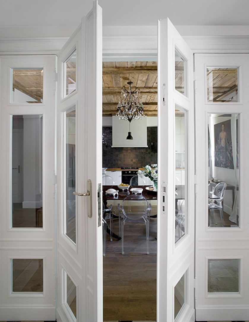 Gospodyni zostawiła oryginalne drzwi, wstawiła tylko nowe kryształowe szyby.