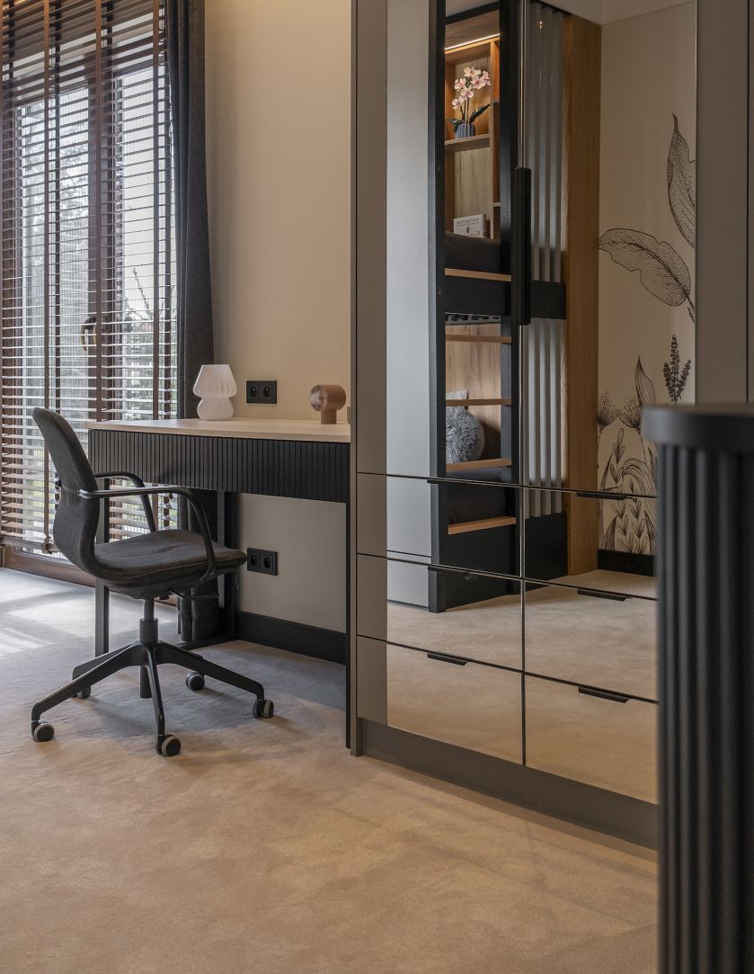 biurko w nowoczesnym pokoju dziecięcym