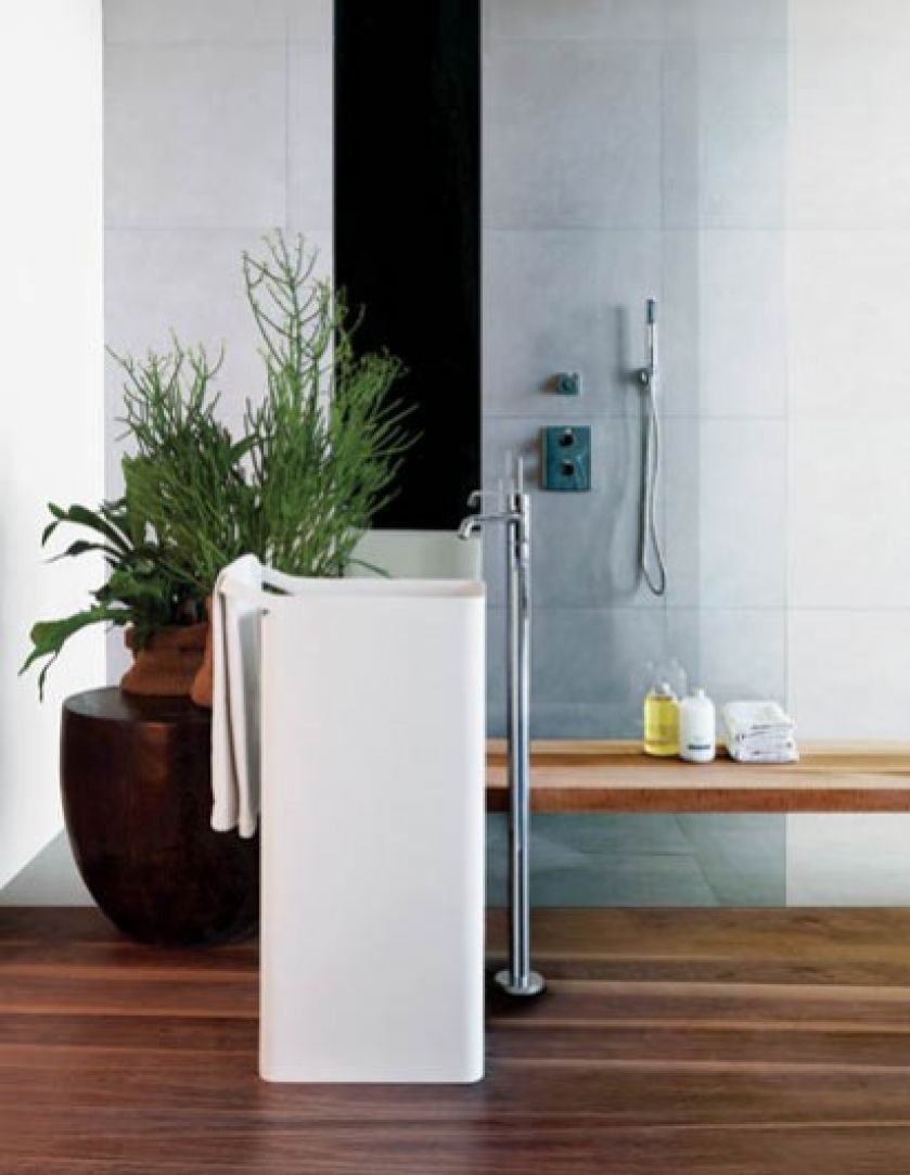 Wolno stojąca, jednouchwytowa Pan z joystickiem (3977 zł) - projektanci Ludovica i Roberto Palomba, inspirowali