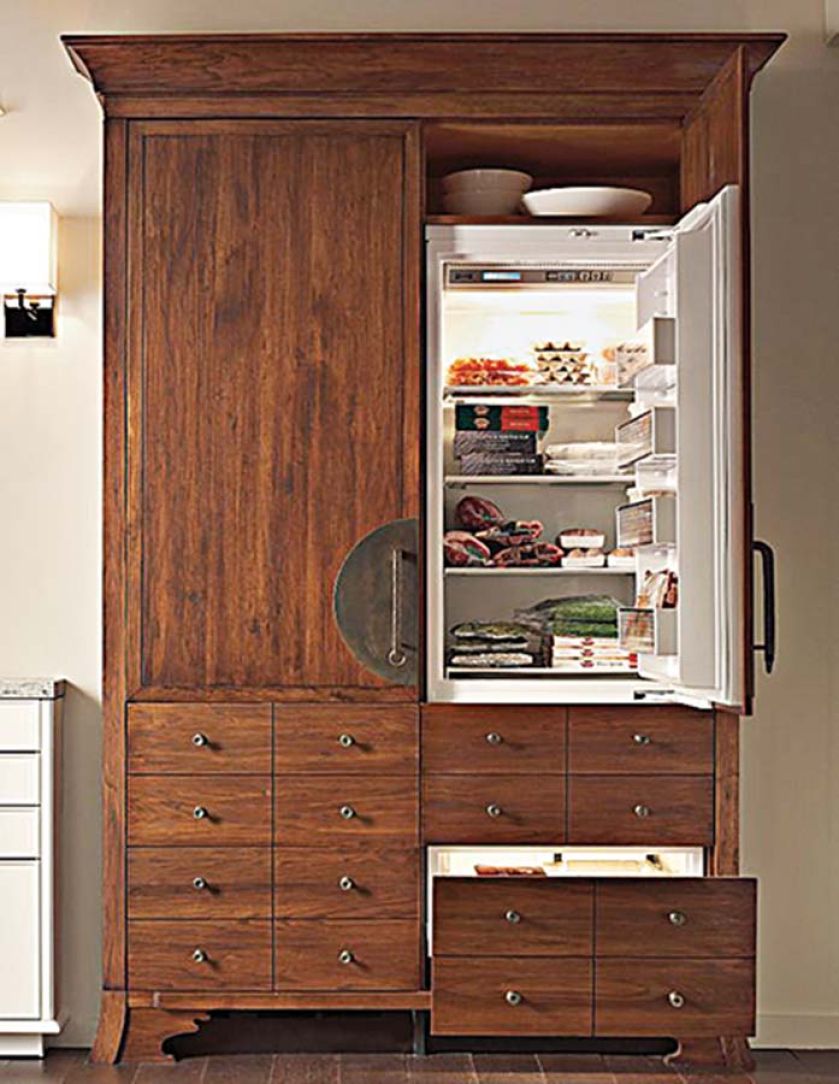 Chłodziarko-zamrażarka ukryta w... chińskiej szafie weselnej. Meble z kolekcji Beaux Arts zaprojektował Mick De Giulio