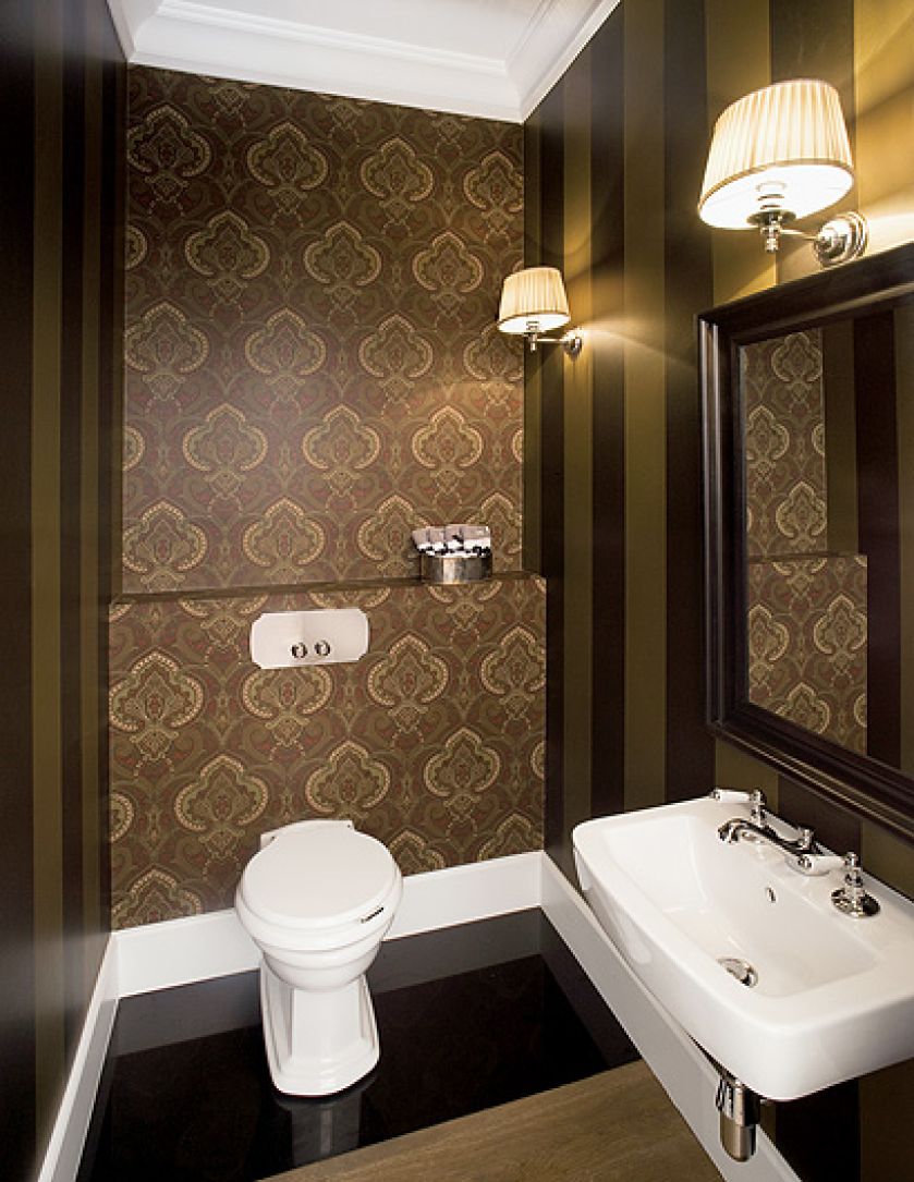 Dom jest przy małej uliczce, za rogiem ciąg restauracyjek i sklepików. Życie toczy się leniwie… A to Warszawa, trzy