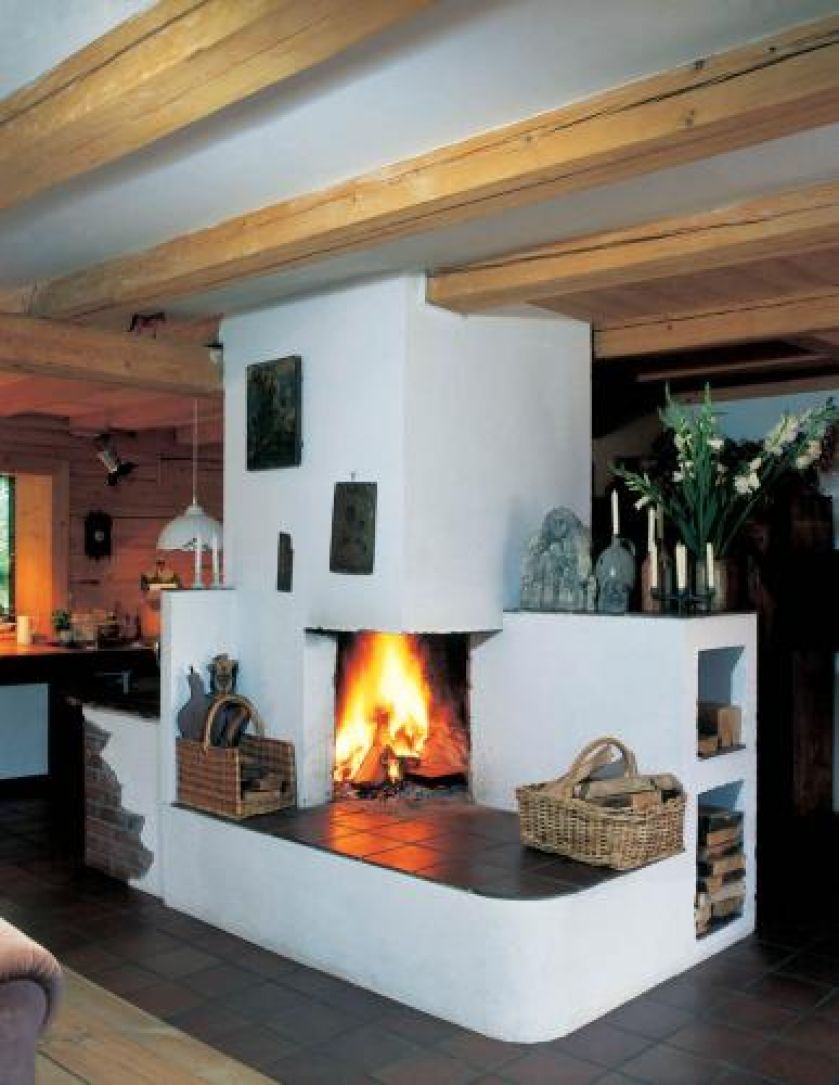 Duszą domu jest ogromny piec ustawiony na środku otwartego parteru.