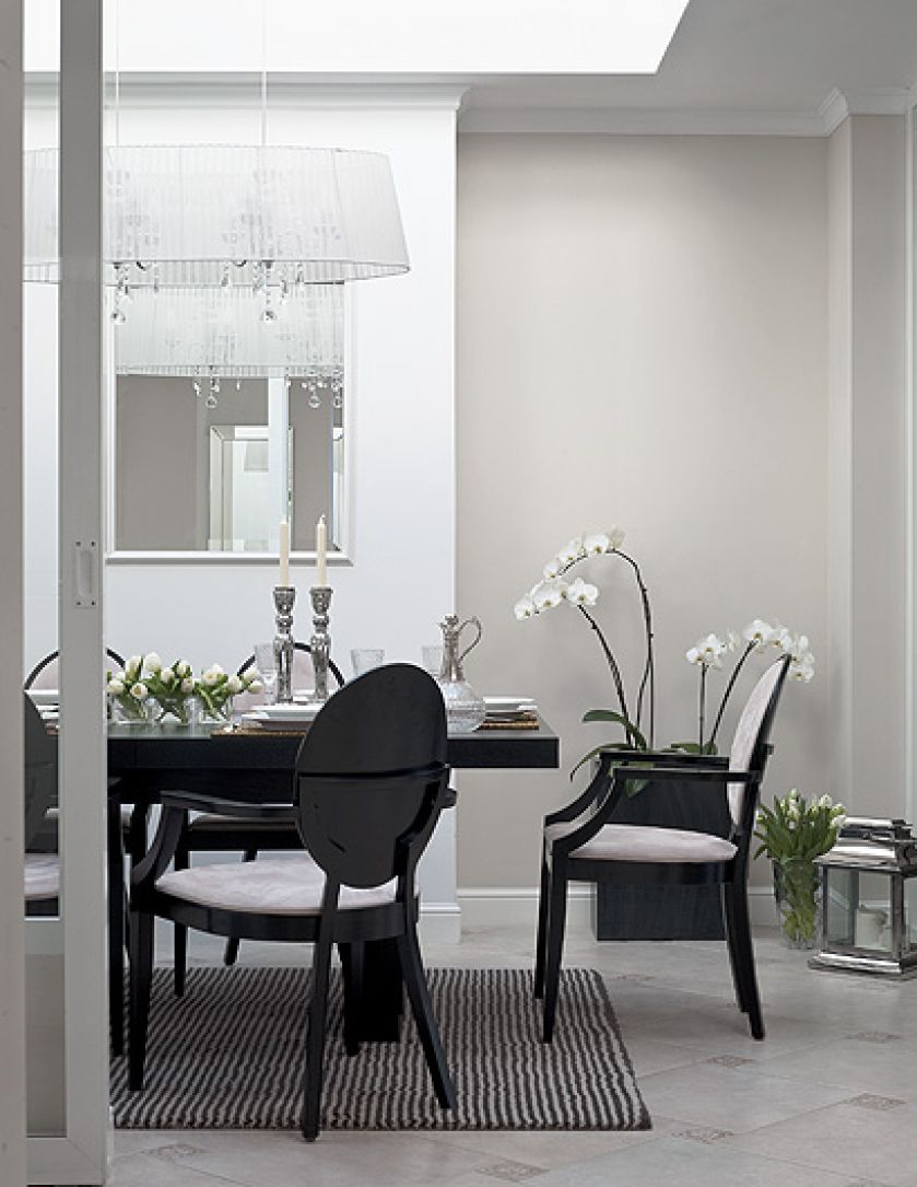 Imponująca lampa z organzy i kryształów dizajnerskiej marki Somplex.