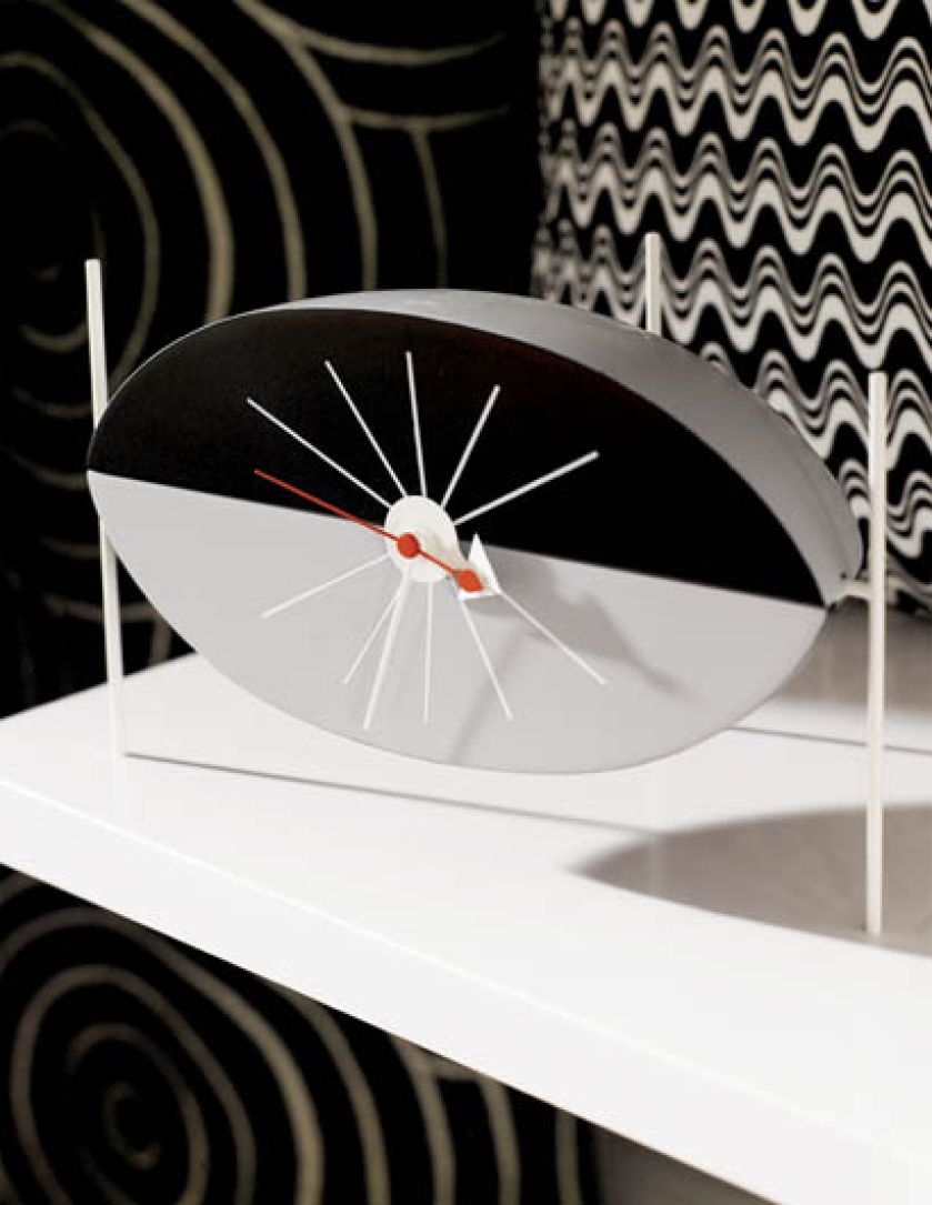 Jakby wisiał w powietrzu. EAST NEWS. Zegary, które zdobią