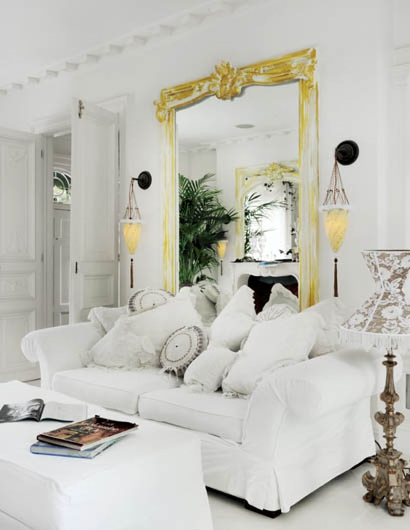 Ogromna kanapa to najważniejszy mebel w salonie.