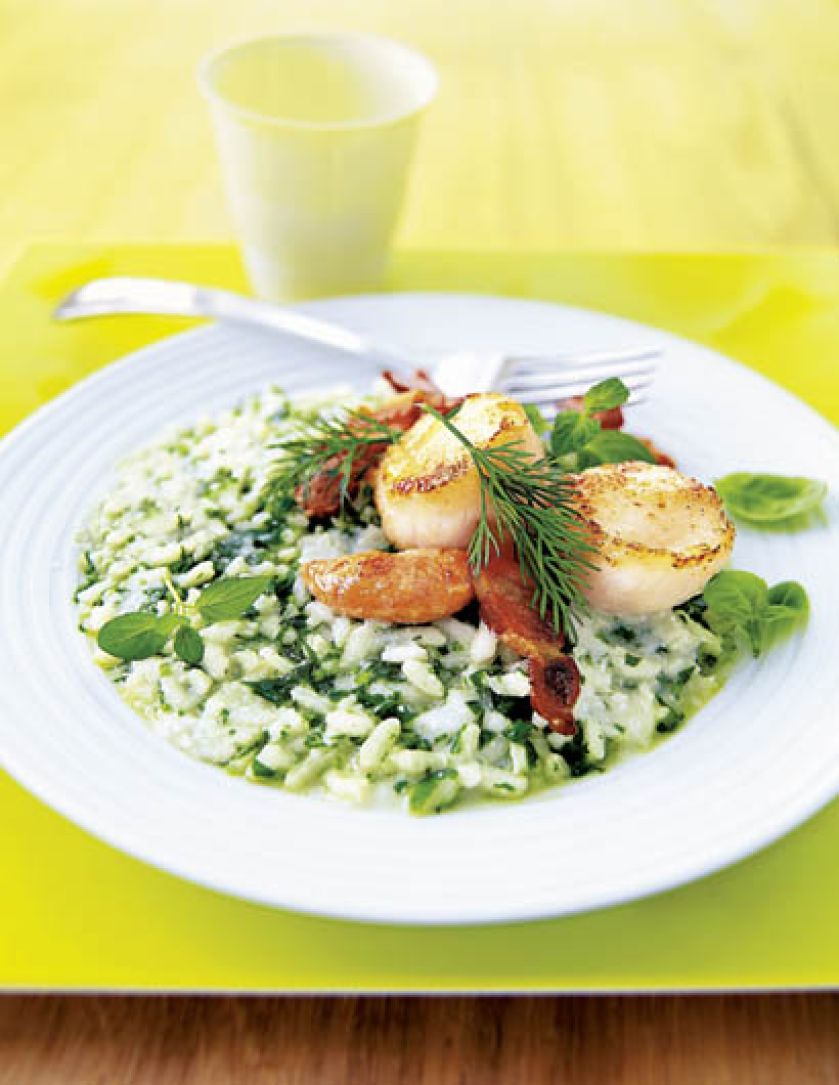 Risotto ziołowe z małżami św. Jakuba i wędzonym boczkiem