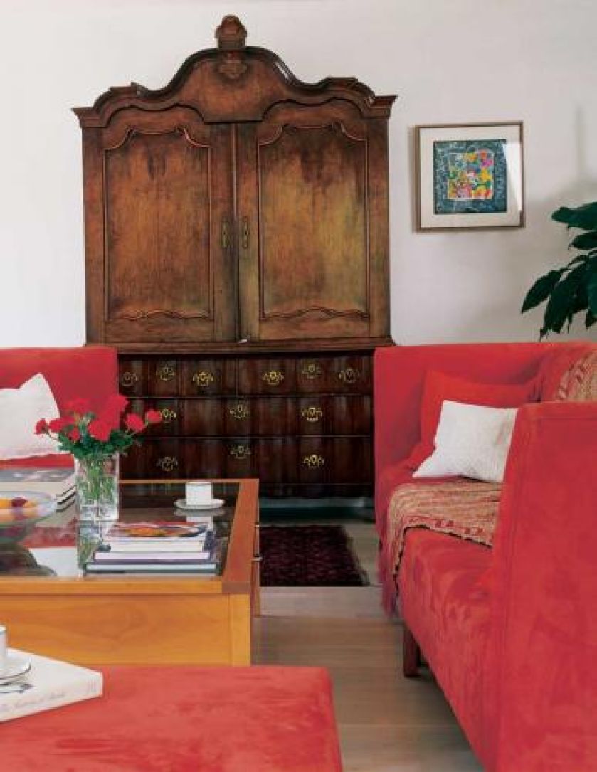 XVIII- wieczna szafa jest holenderska, więc nie przybyła z tak daleka jak tron i korale- z Ghany.