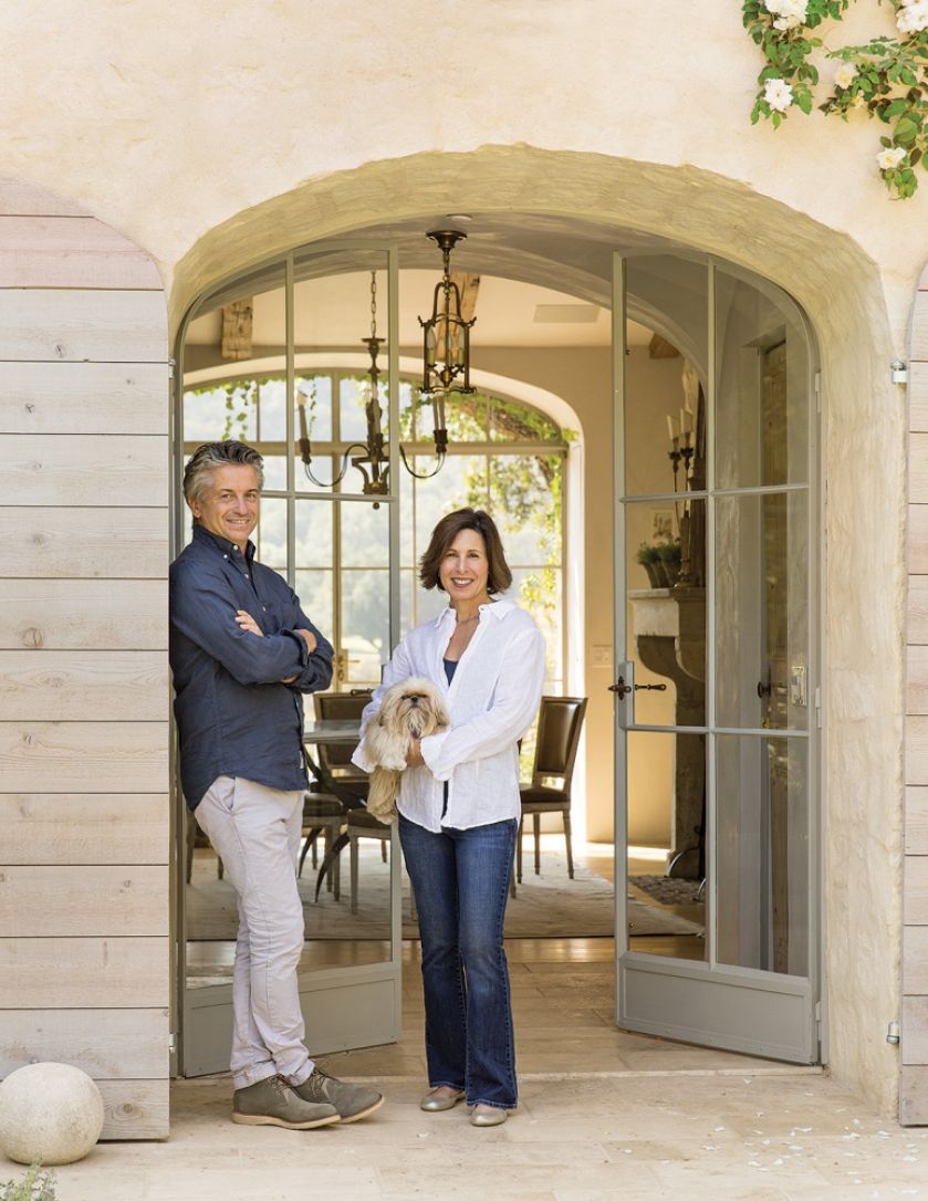 Kalifornijska architektura, europejskie antyki i naturalne materiały