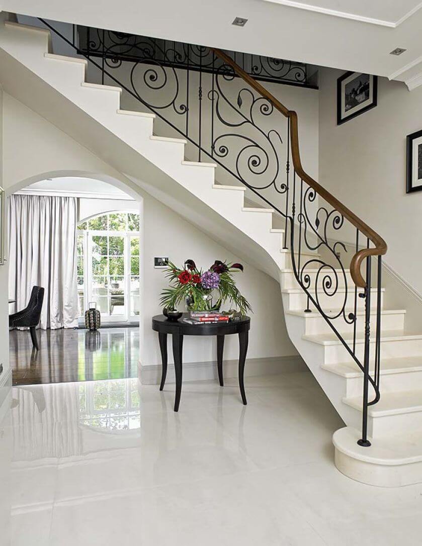 Ta elegancka rezydencja jest jak szkatułka z błyskotkami. Mnóstwo w niej luster, kryształów i mebli na wysoki połysk. Dużo