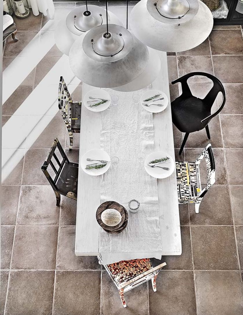 W wysokiej na sześć metrów jadalni wiszą duńskie klasykI dizajnu: lampy PH5 marki Louis Poulsen.