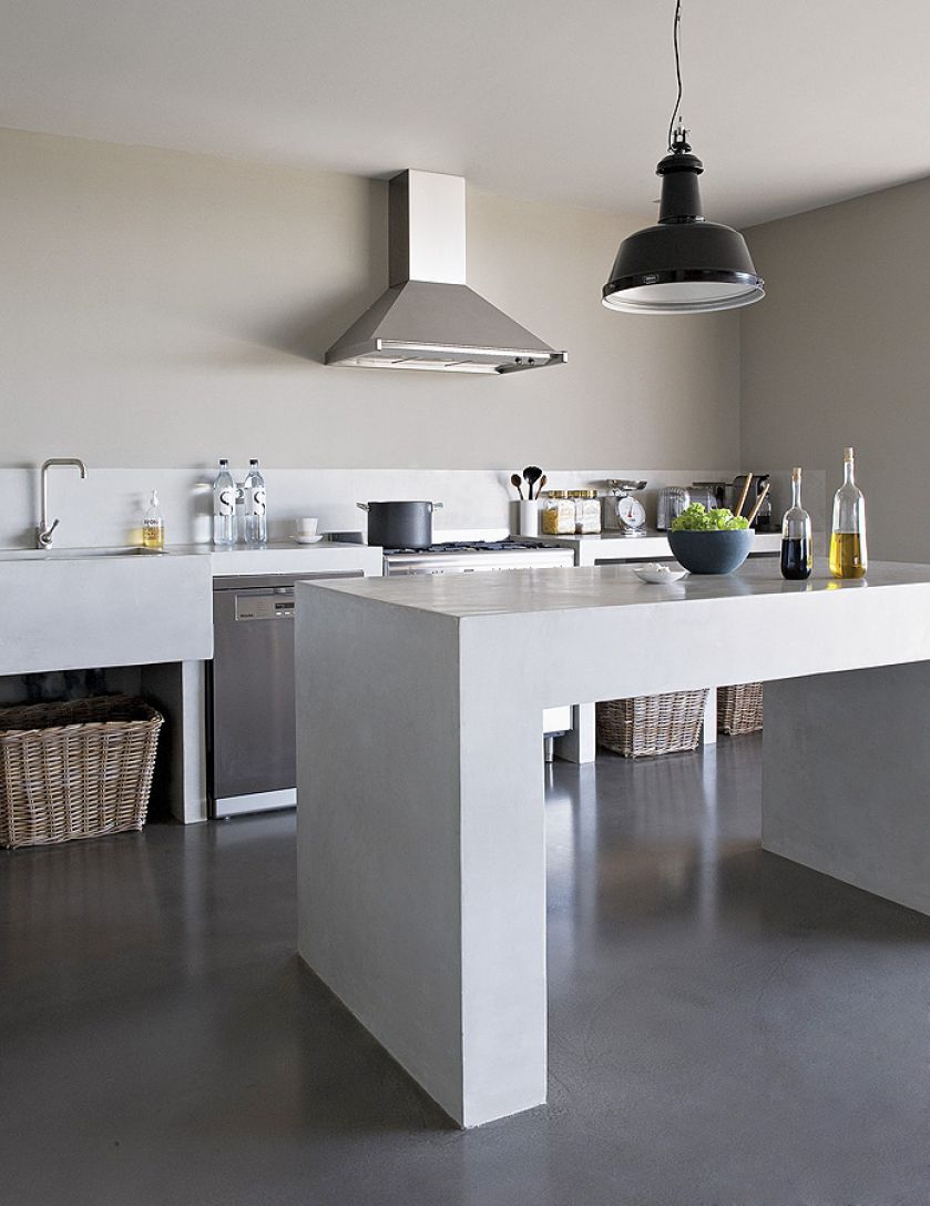 Podłoga, zlew i wyspa kuchenna zostały zrobione z woskowanego betonu.. Stół przyjechał z Bali, krzesła