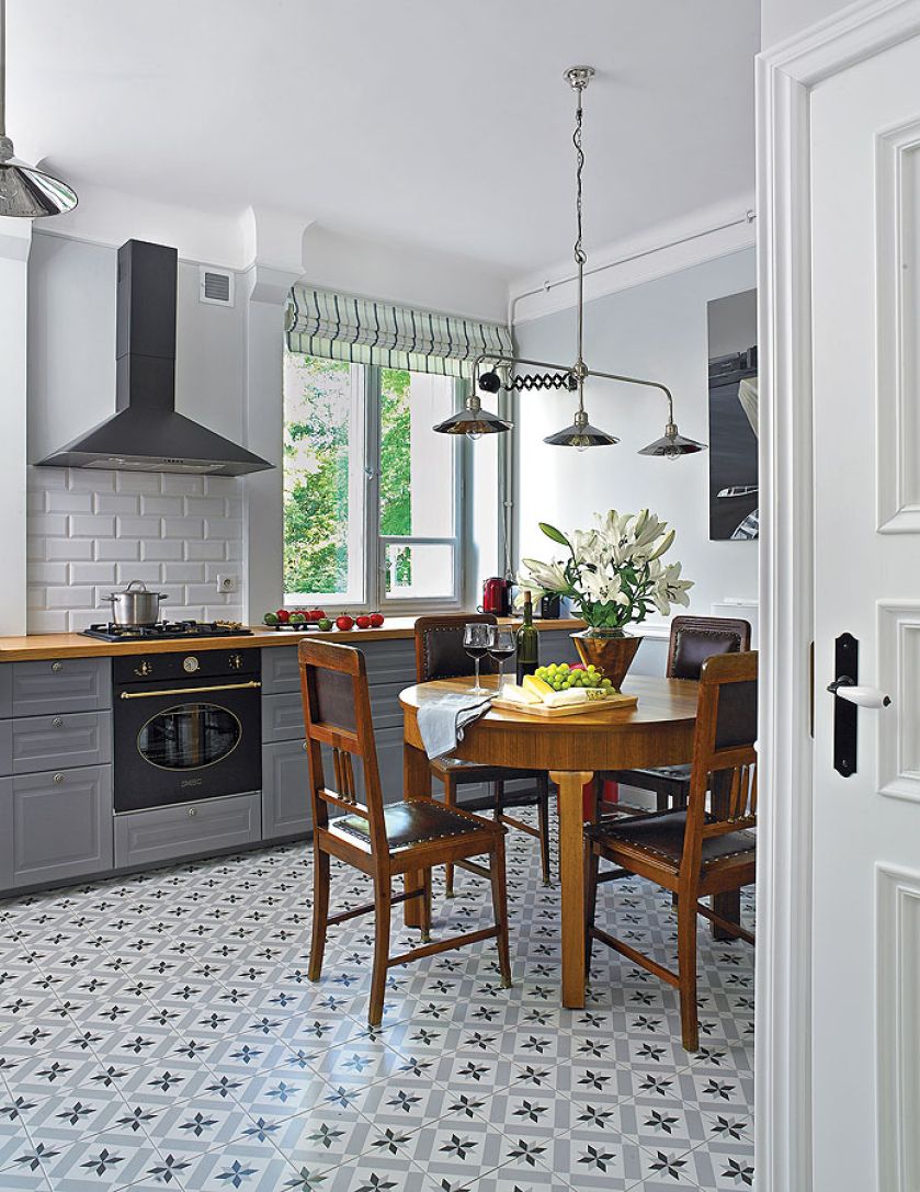 W kuchni dębowe blaty i piecyk retro od firmy SMEG.