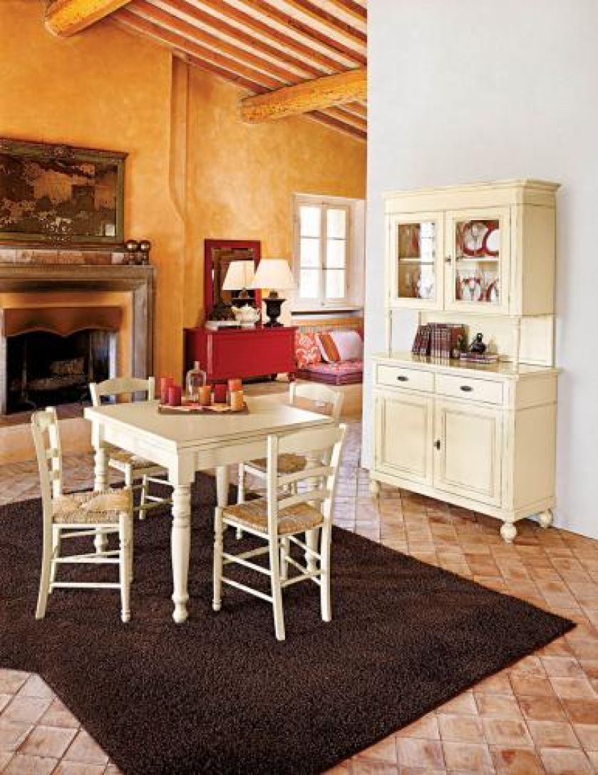 Dębowy, rozkładany stół kosztuje od 3900 do 6900 zł, w zależności od rozmiaru. STUDIO ITALIA