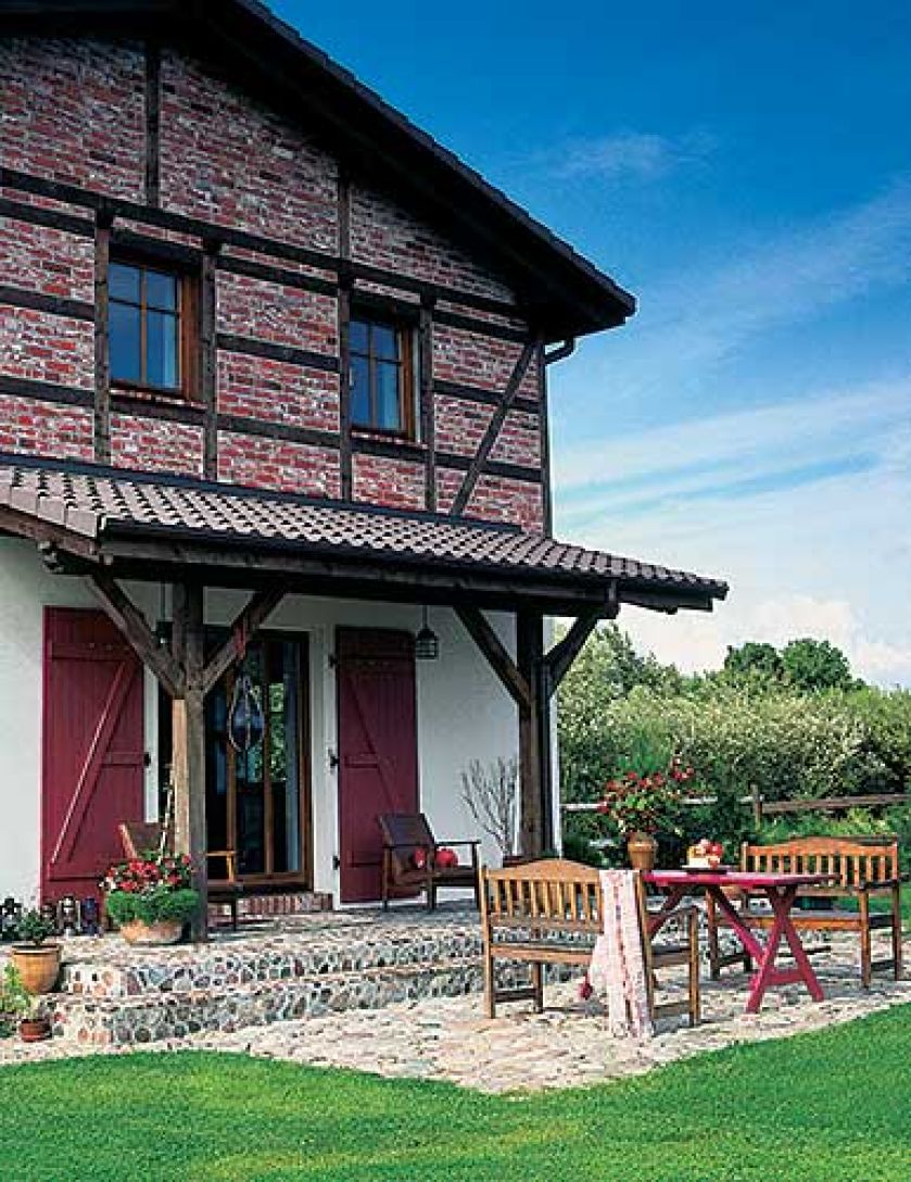 Dom jest nowy, ale zbudowano go w tradycyjnym stylu – cegła i pruski mur.