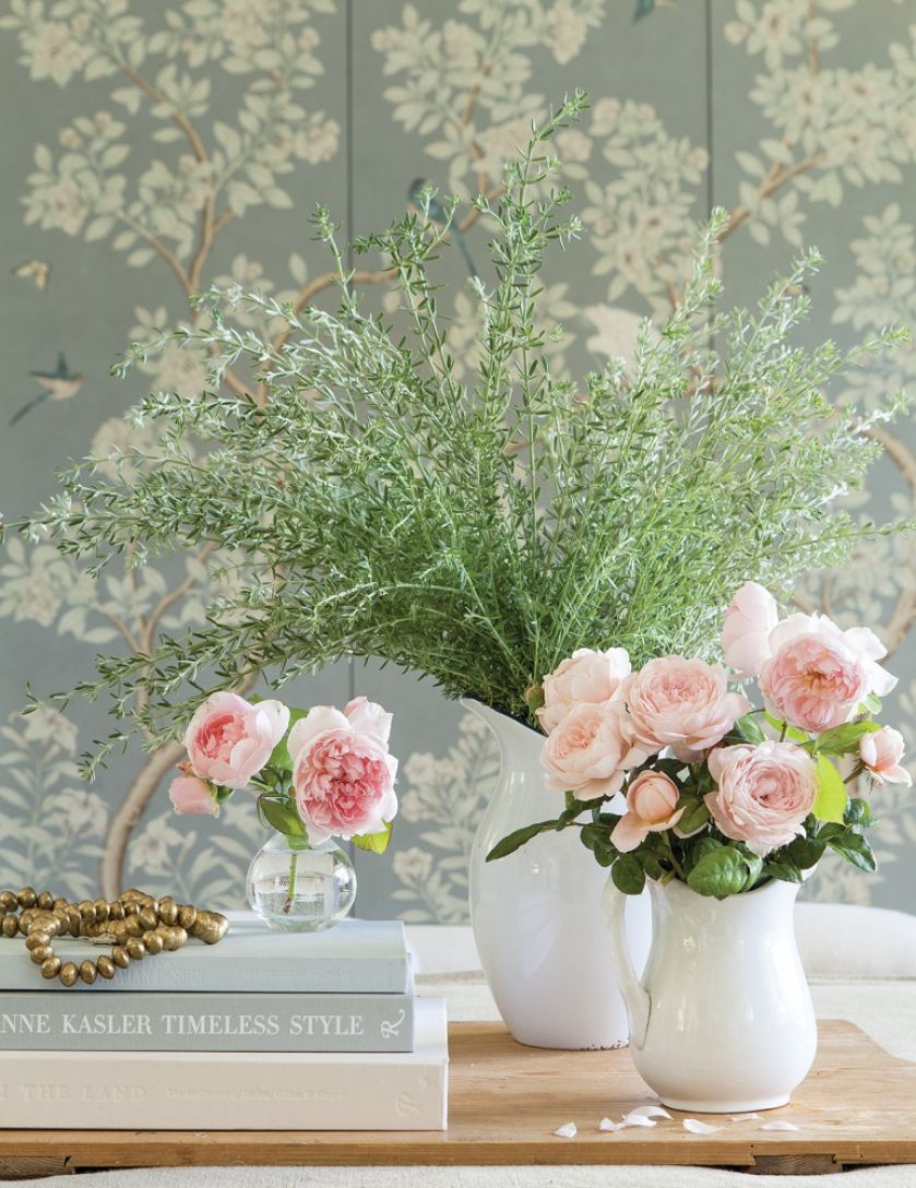 PANELE W SALONIE OBITE ZOSTAŁY TAPETĄ GRACIE ZA NIMI UKRYTO TELEWIZOR PODUCHY ROZETY Z PIASKOWCA WŁAŚCICIELE KUPILI W BELGII